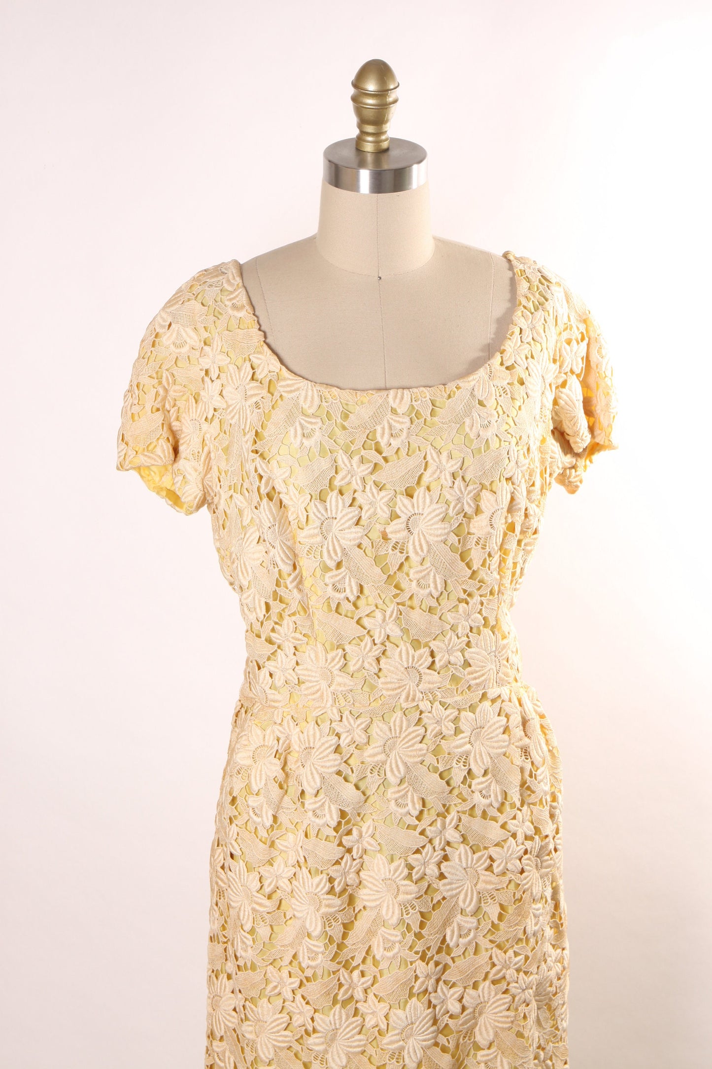 Late 1950s Early 1960s Pale Yellow Sheer Floral Lace Short Sleeve Dress by Montaldo's -L